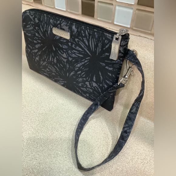 COPY - NWOT 🩵 Baggallini Wristlet In Midnight Blossom - Picture 2 of 14